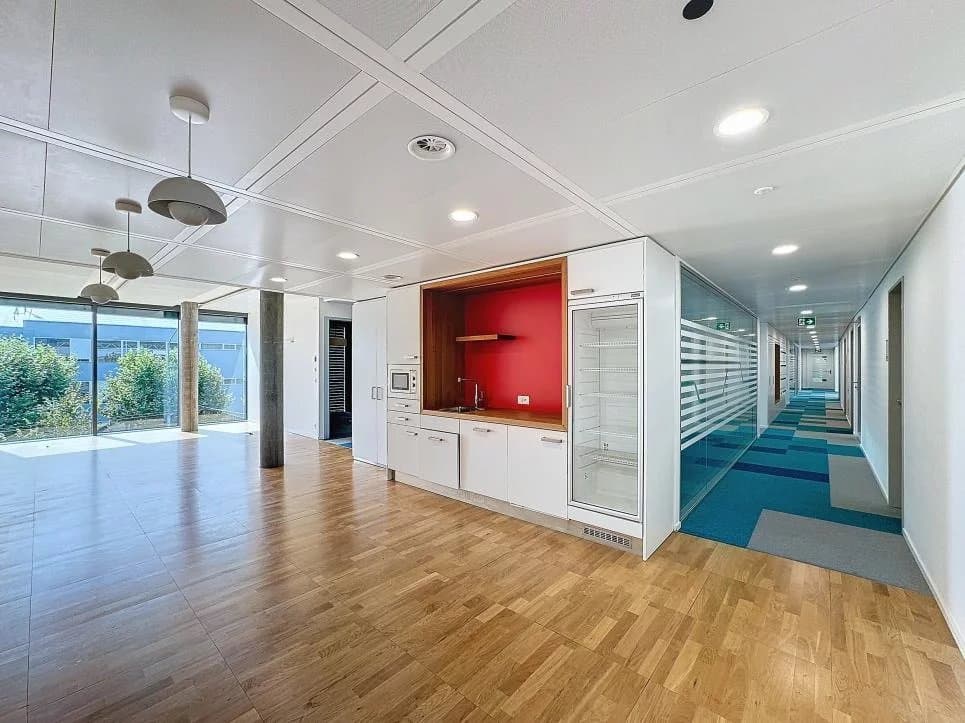 Bureaux spacieux à louer, emplacement stratégique proche de l'aéroport. — 4