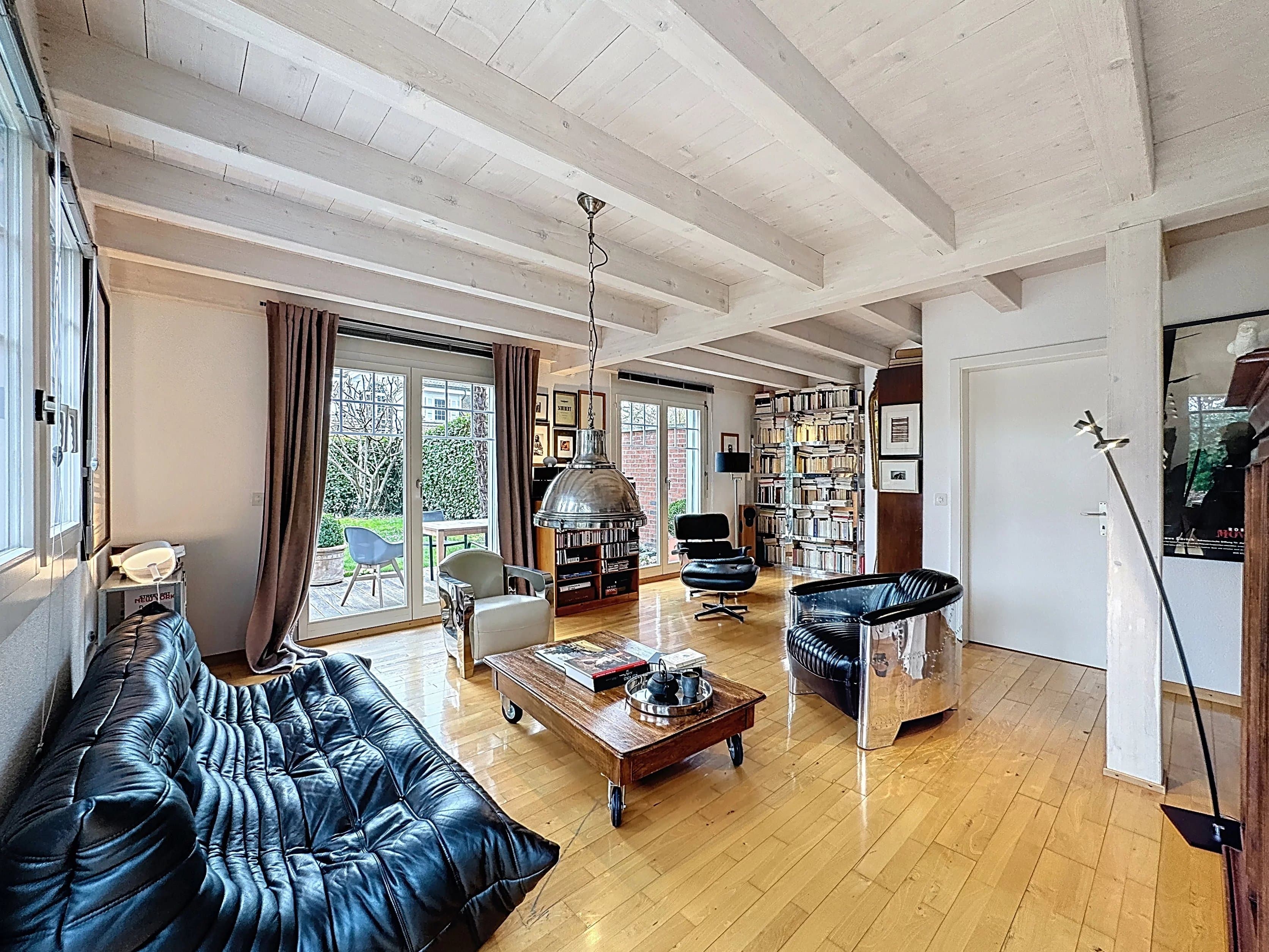 Elegante Doppelhausvilla mit Garten und Pool — 3