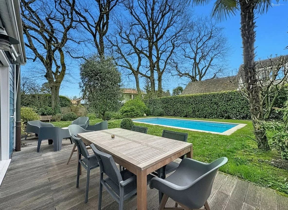 Elegante Doppelhausvilla mit Garten und Pool — 4