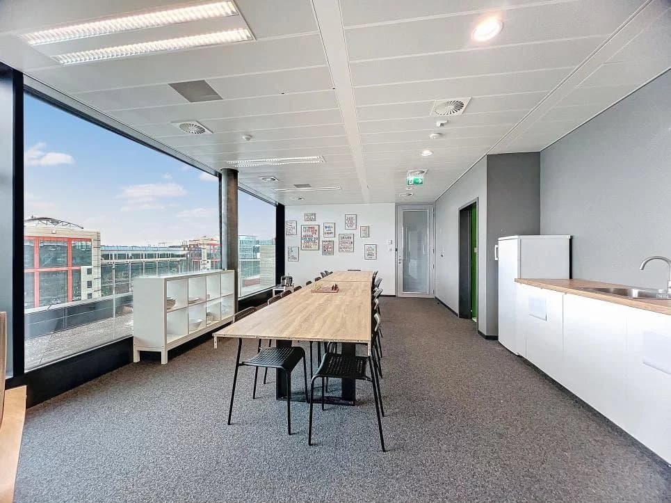 Helles und geräumiges Büro mit hochwertigen Leistungen