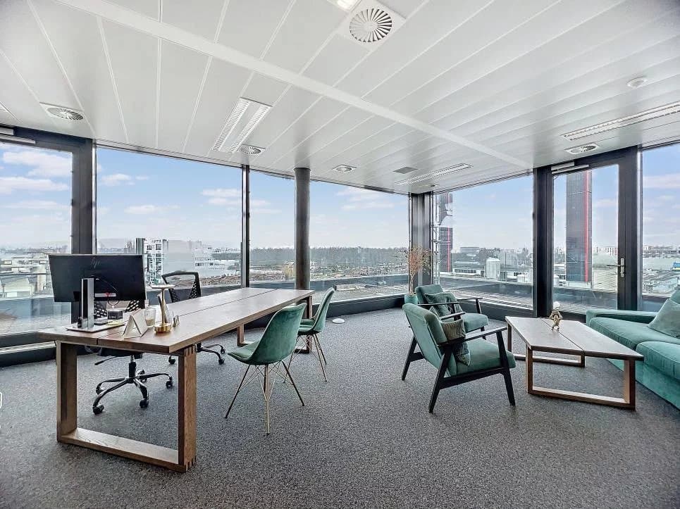 Helles und geräumiges Büro mit hochwertigen Leistungen