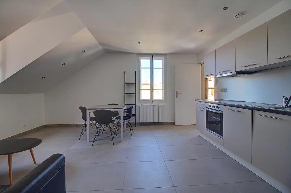 Neuwertige möblierte Wohnung nahe Genf