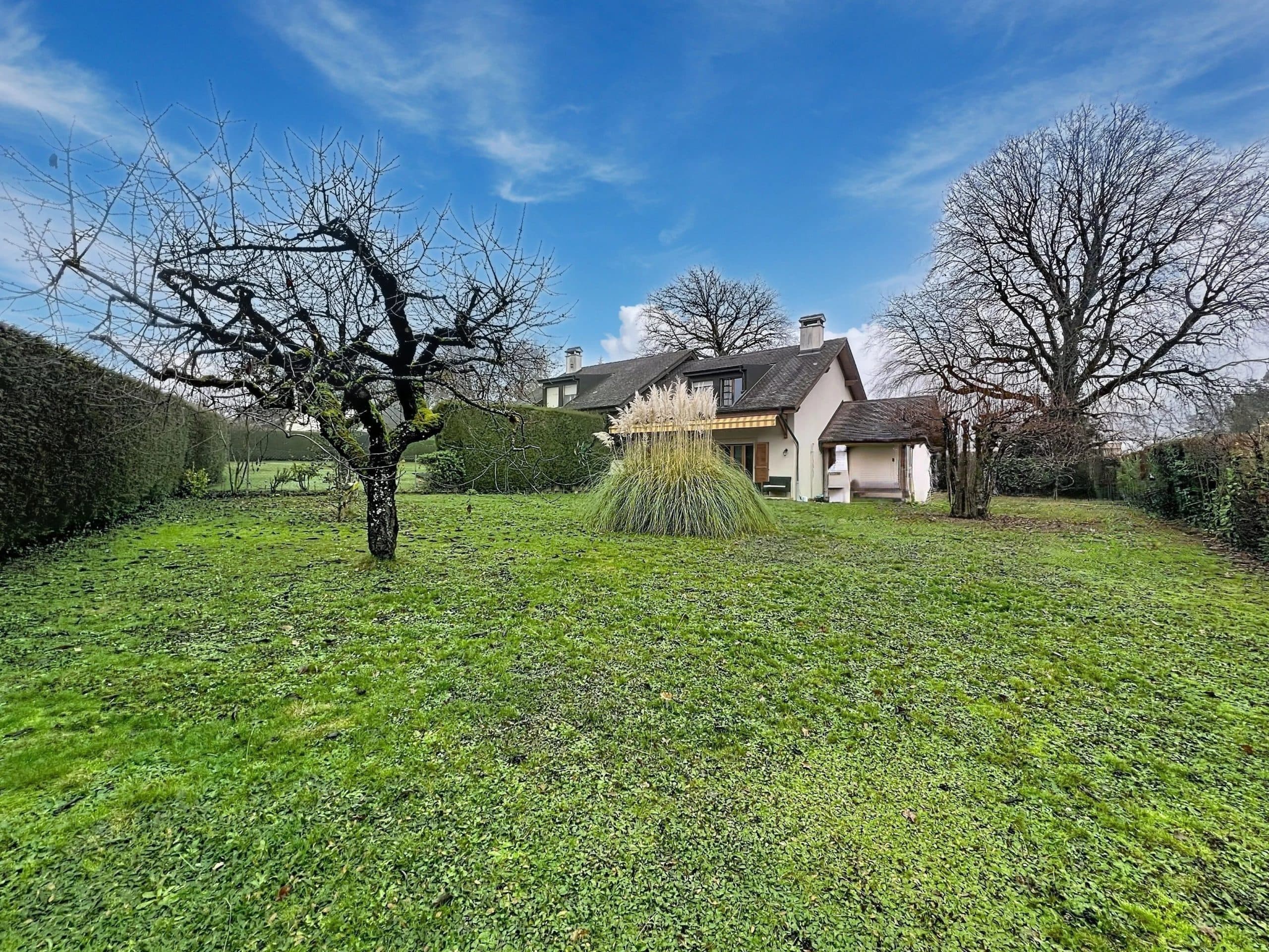 Maison lumineuse avec cheminée, jardin et fort potentiel — 2