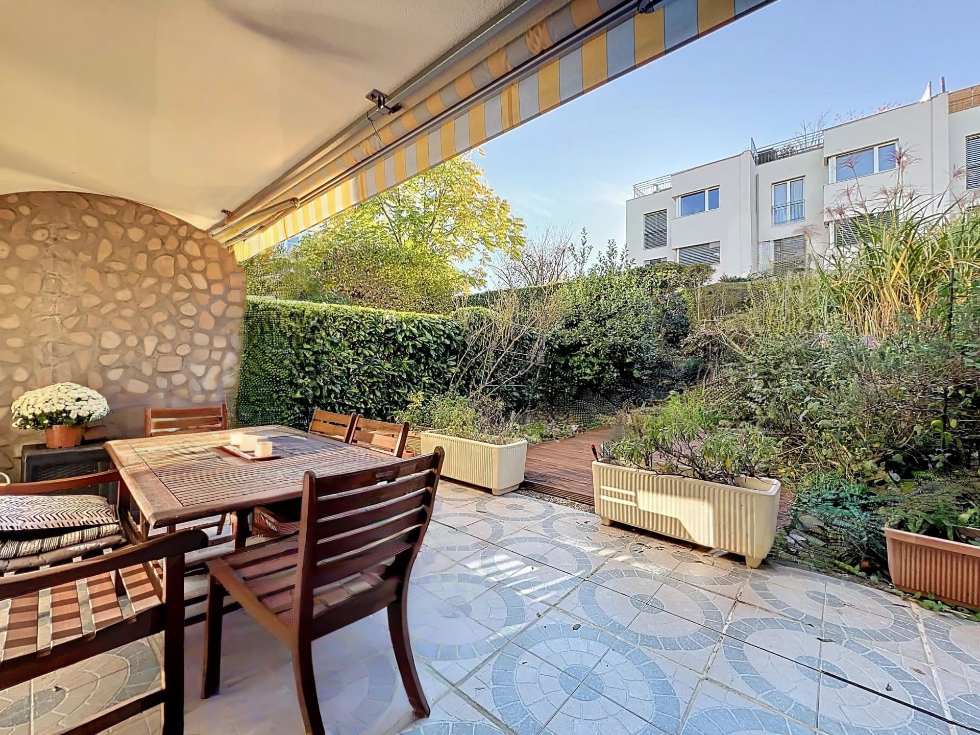 Splendido duplex al piano giardino a Confignon
