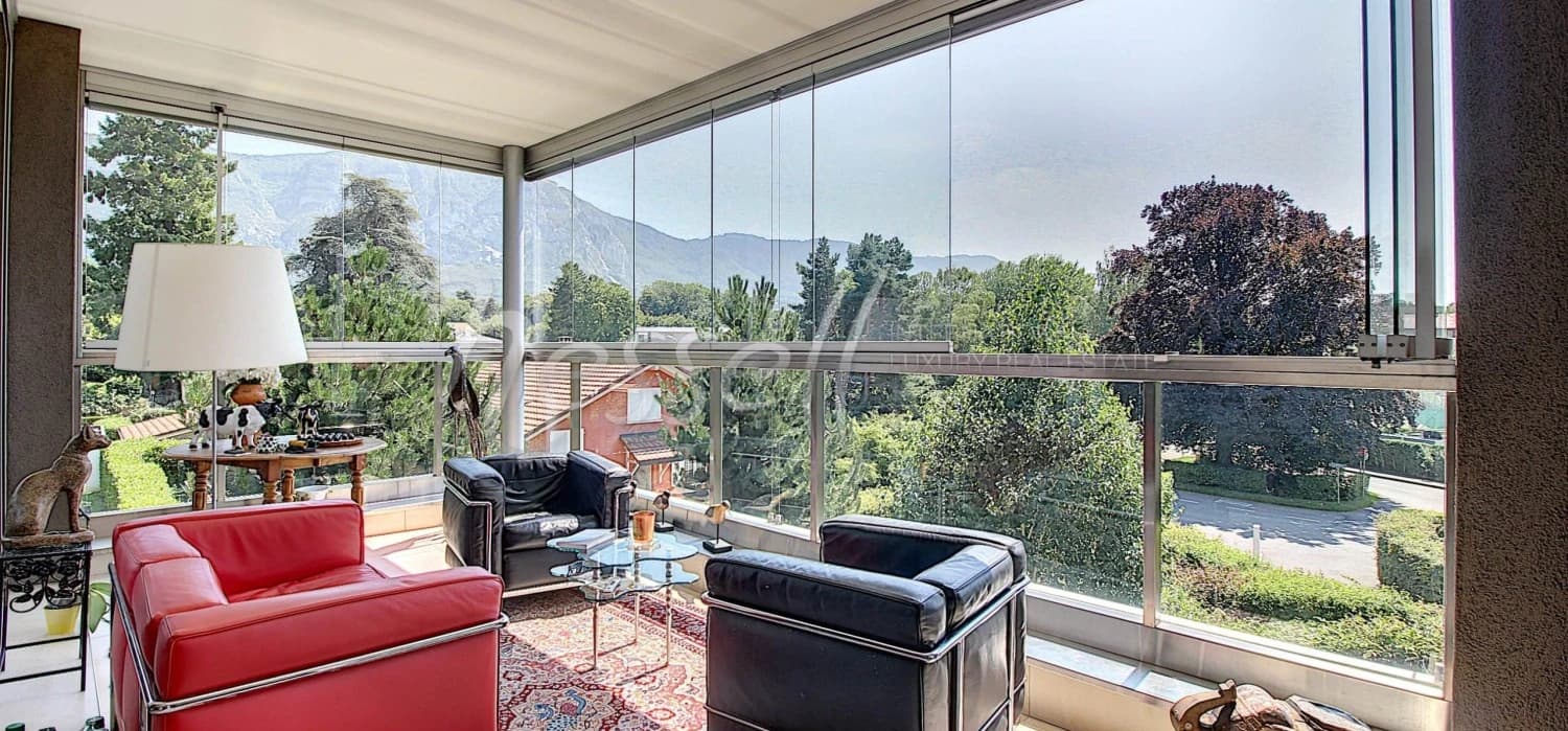 Superbe attique traversant avec terrasse