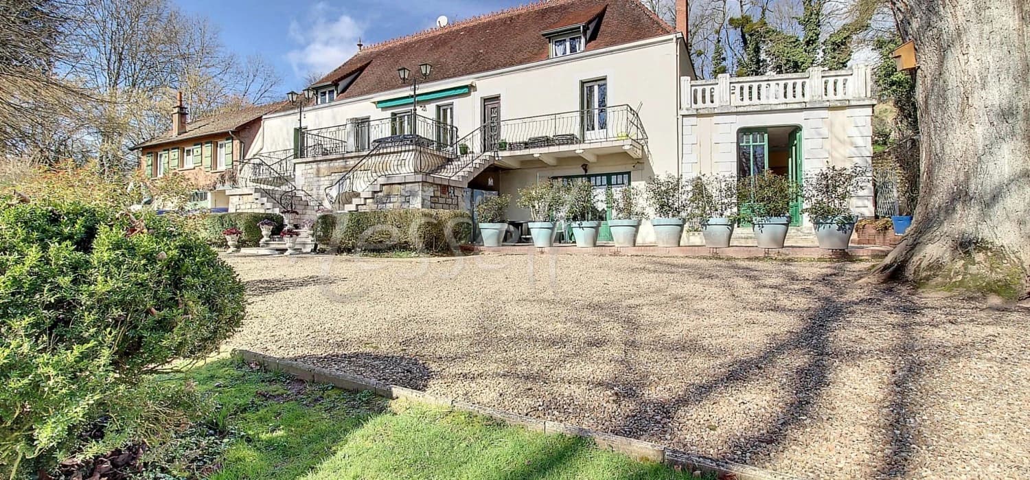 Propriété de charme sur un magnifique domaine, en Bourgogne