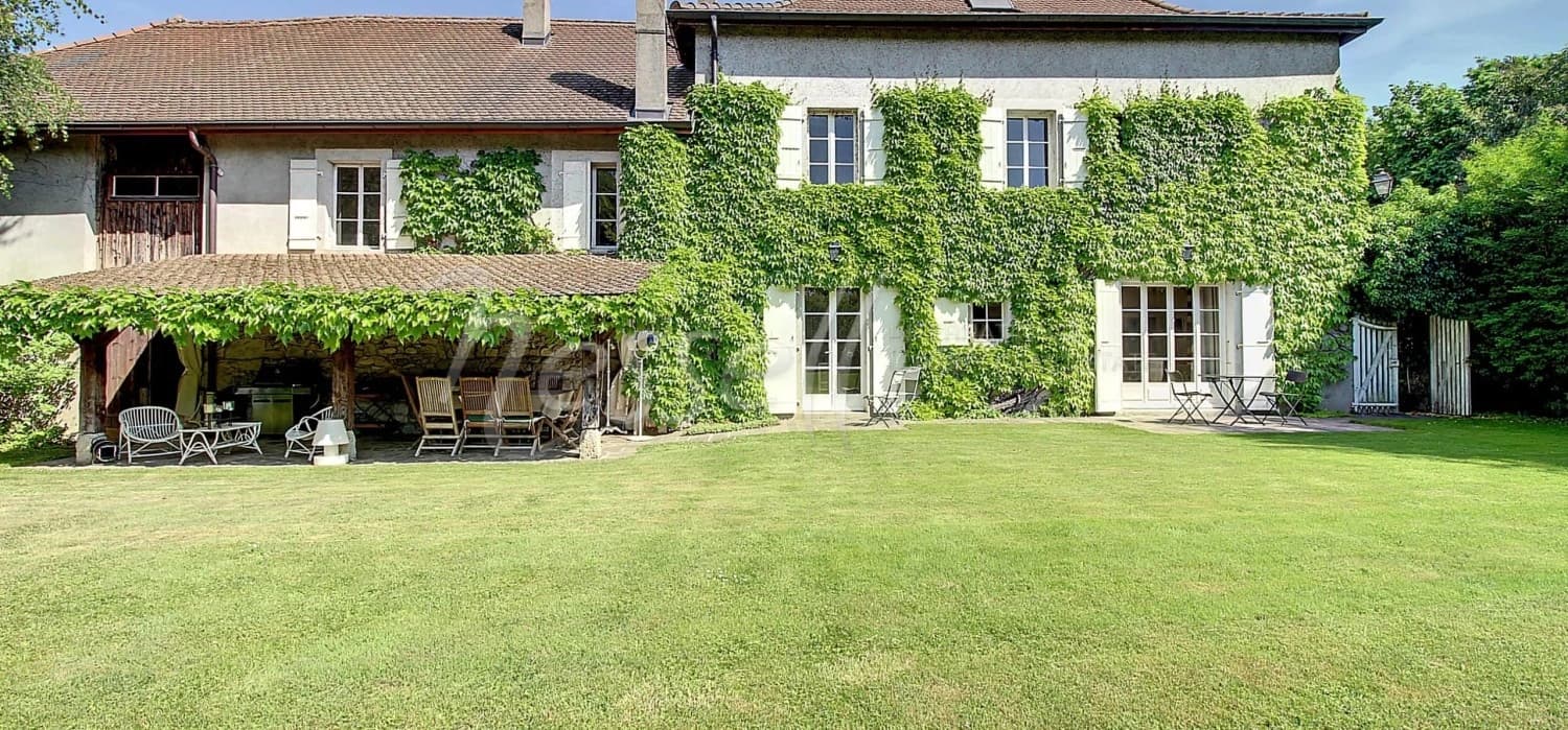 Propriété de Maitre au centre du Village